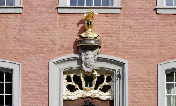 Vergoldetes Hauszeichen über dem Eingang zum Wohnhaus der Familie, welches ihren Rang und Stellenwert in der Gesellschaft dokumentierte.