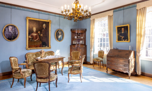 Repräsentativer "Blauer Salon" im Roten Haus, der mit Dröppelmina und Familienporträts einen Einblick in den luxuriösen Lebensstil der Familie erlaubt.