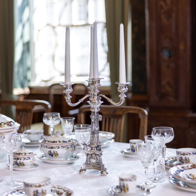 Festlich eingedeckter Tisch im Esszimmer.
